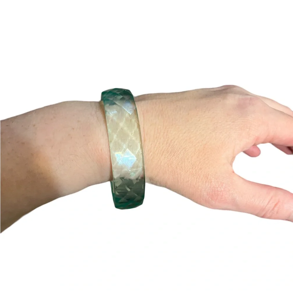 ✨ 3/$15 Green Hued Plastic Bracelet - Picture 2 of 3
